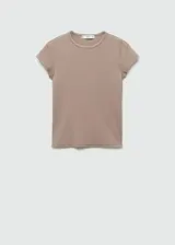 Remera color marrón claro, de corte ajustado y mangas cortas.