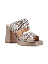 Sandalias con plataforma color peltre, con tiras trenzadas manualmente en dualidad de colores de cueros metalizados, taco cuadrado y suela en TR. Diseñado en Uruguay, fabricado en Brasil.