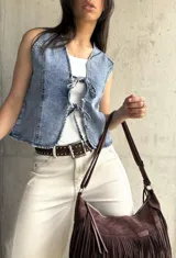 Chaleco de denim celeste con lazo frontal y corte al cuerpo.
