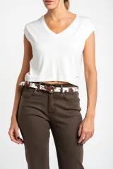 Remera blanca de viscosa con cuello en V y corte al cuerpo.