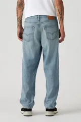 Pantalón de jean celeste de corte recto y holgado.