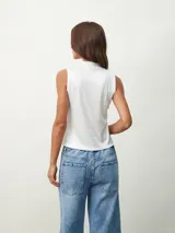 Musculosa blanca de cuello alto y sin mangas.