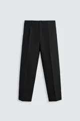 Pantalón negro de corte regular fit confeccionado en tejido italiano con mezcla de algodón y lana. Presenta cintura elástica, pliegues en la parte delantera, bolsillos frontales y traseros de vivo. Cierre frontal con cremallera y botón.