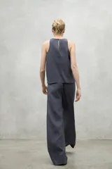 Camisa sin mangas color gris, confeccionada en 80% lino y 20% lino reciclado, con cuello redondo y corte recto.