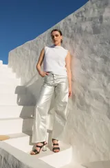 Musculosa azul marino tejida en hilo de algodón con trenza en el escote y espalda baja.