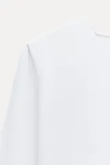 Camiseta negra de manga larga con cuello redondo y corte ajustado.