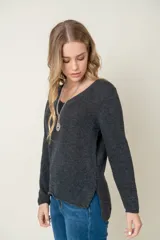 Sweater gris oscuro de lana con cuello en V y corte holgado.