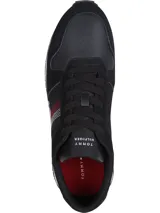 Zapatillas de running Tommy Hilfiger color negro, con detalles de cuero y gamuza. Presentan una suela dentada blanca y una franja tricolor en el lateral.