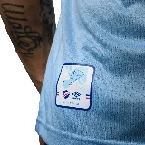 Camiseta de fútbol Umbro del Club Nacional de Football, modelo Away 3 temporada 2025. Diseño celeste con detalles en blanco, azul y rojo en cuello y mangas. Incluye logo de Umbro, escudo del club y sponsor Antel en el frente.