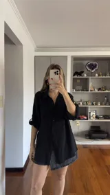 Camisa negra de muselina con mangas 3/4 y cuello clásico.