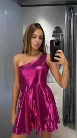 Vestido corto fucsia metalizado con escote asimétrico de un solo hombro y falda acampanada.