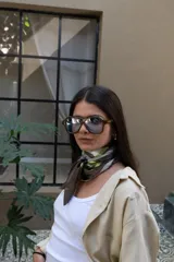 Pañuelo de seda estampado en tonos verde, celeste, marrón y lila.