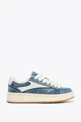 Zapatillas deportivas de denim azul con detalles en cuero sintético blanco.