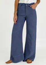 Pantalón de lino color amarillo, de corte palazzo y tiro alto.