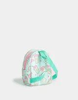 Monedero llavero de color celeste con estampado de vasos de matcha y corazones. Tiene cierre superior con cremallera y un dije colgante en forma de corazón rosa.