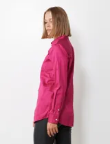 Camisa de algodón satinado color blanco, marca Ruby Rd. Cuello con solapa, abertura central con botones y bolsillo aplicado en el pecho.