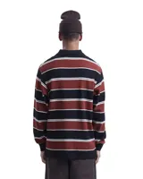 Camisa de rugby de manga larga con cuello polo, confeccionada en tejido de punto a rayas horizontales anchas en tonos rojo oscuro, azul marino y blanco.