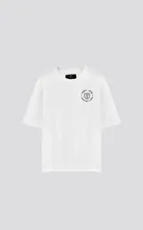 Remera blanca de algodón con cuello redondo y calce oversize. Estampado con diseño de dos caballeros medievales con armadura y capa roja, uno usando un celular y otro con una copa.