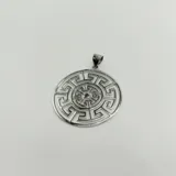 Dije redondo de plata 925 con diseño de laberinto griego.