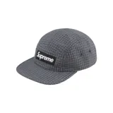 Gorra tipo camp cap Supreme color gris con estampado a cuadros y logo bordado en el frente.