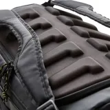 Mochila unisex negra convertible en bolso duffel, con amplio compartimento principal, bolsillo interior con cierre, compartimento acolchado para portátil de 15 pulgadas, panel trasero con riel moldeado de EVA, bolsillo lateral largo con cierre, bolsillo lateral de malla con cierre y correas de hombro acolchadas Airmesh.