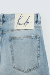 Pantalón de jean celeste de corte amplio, con efecto lavado y roturas.