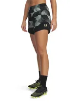 Short deportivo Under Armour Challenger Pro Print para mujer, con estampado abstracto en tonos rojo, gris y blanco. Cuenta con cintura elástica, calza interior y logo de la marca en la pierna.