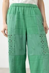Pantalón verde de corte ancho, con cintura elástica y diseño patchwork con detalles de broderie.