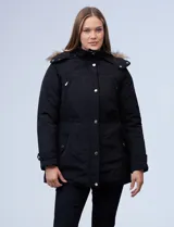 Gabardina impermeable negra con capucha desmontable, cierre frontal oculto con botones a presión, bolsillos delanteros y cintura ajustable con jareta interna.