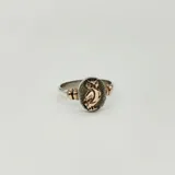 Anillo de plata 925 con apliques en oro 9k, con diseño ovalado y motivo central alusivo al profesorado.