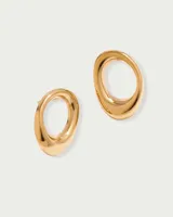 Aros dorados de acero quirúrgico hipoalergénico con baño en oro de 18K, de forma irregular.