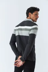 Remera cuello polo de manga larga con diseño a rayas horizontales en tonos borgoña, azul marino, gris y blanco. Logo estampado en el pecho. Corte regular.