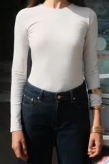 Camiseta negra de manga larga con cuello redondo y corte ajustado.