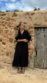 Pulsera tipo esclava abierta, con acabado rústico y textura irregular, en tono plateado. Se vende por unidad.