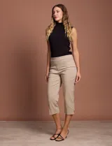 Pantalón capri amarillo de gabardina elastizada marca Ruby Rd, con pretina ancha elastizada, bolsillos delanteros simulados y bolsillos traseros aplicados.