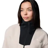 Campera de polar color crema con cierre frontal, cuello alto negro y bolsillos laterales con cierre.