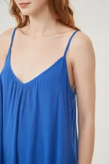 Vestido corto azul eléctrico con breteles finos y volado en el ruedo.