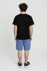 Short negro de corte recto.
