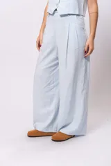 Pantalón sastrero de lino color celeste, de corte ancho y tiro alto.