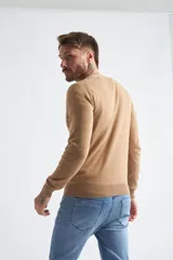 Sweater de algodón en butoné color verde, con cuello redondo, puños y dobladillo acanalados, y logo bordado en el pecho.