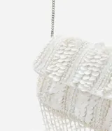 Bolso de fiesta blanco con lentejuelas y flecos de cuentas. Tiene asa de cadena plateada y cierre con botón a presión.