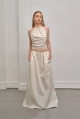 Falda maxi color crema de poplin 100% algodón, corte amplio y cintura con cordón ajustable.