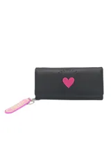 Billetera negra con detalle de corazón rosa y llavero con la palabra "Trendy" en rosa y amarillo.