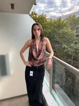 Top marrón con estampado abstracto, escote drapeado y espalda descubierta.