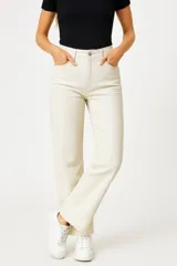 Pantalón de jean color crudo, de corte recto y tiro alto, con bolsillos delanteros y traseros.