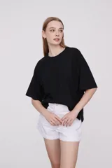 Remera negra de corte ancho y mangas cortas.