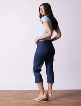 Pantalón capri de denim azul, marca Ruby Rd. Pretina ancha elastizada, bolsillos simulados delanteros, bolsillos aplicados traseros y ruedo desflecado.