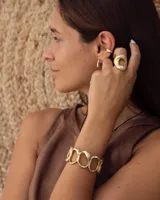 Brazalete dorado con diseño de círculos irregulares.