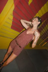 Musculosa marrón de tejido de punto con brillo, escote en V y espalda descubierta.