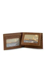 Billetera de cuero marrón con pespuntes decorativos en degradé de colores. Cuenta con compartimentos para billetes, volante, visor y tarjeteros.